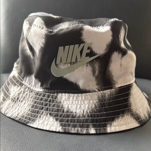 Nike Black & White Tie-Dye Bucket Hat with Grey Reflective Logo